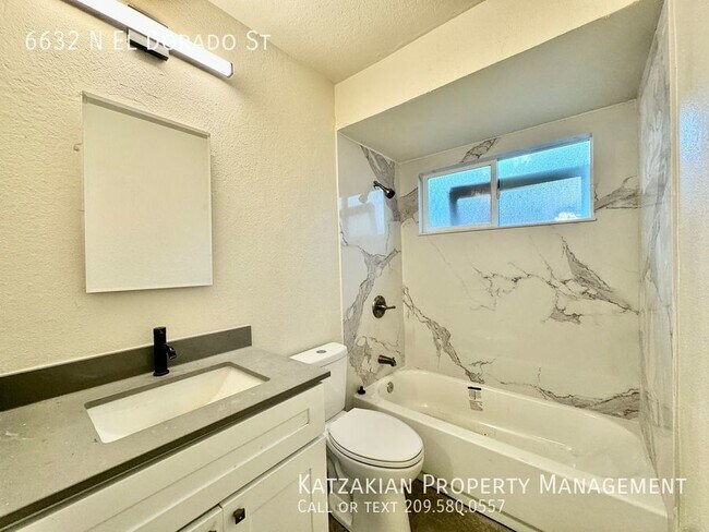 Building Photo - Updated Single-Story 2-Bedroom 1-Bath Triplex