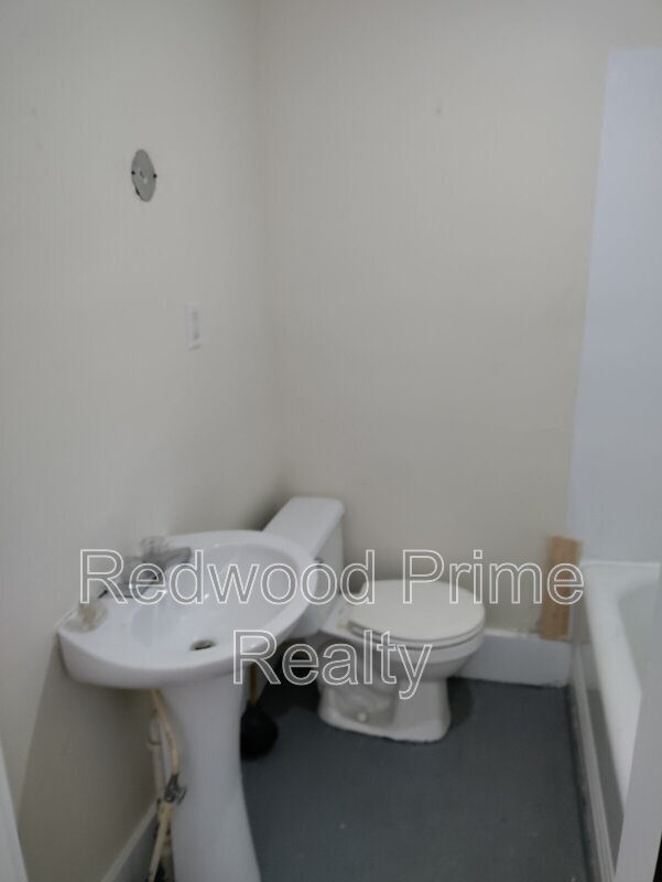 Building Photo - 908 Main St