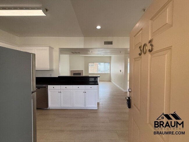 Building Photo - 10849 Fruitland Dr