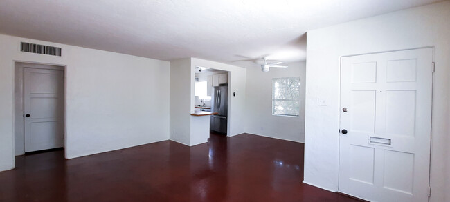 Building Photo - 1804 W Roma Ave