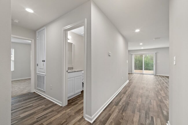 Foto del edificio - 630 Whispering Creek Ave
