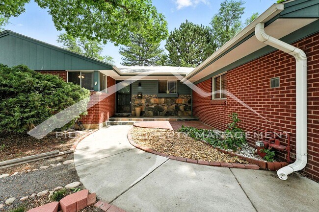 Building Photo - Stunning Home with Washer/Dryer and Centra...
