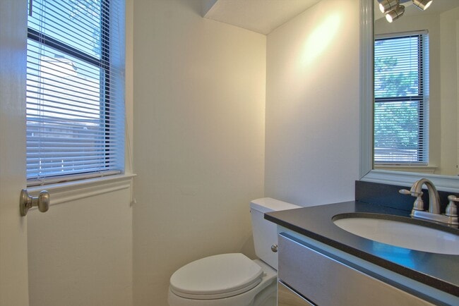 Foto del edificio - 6489 Hart Ln