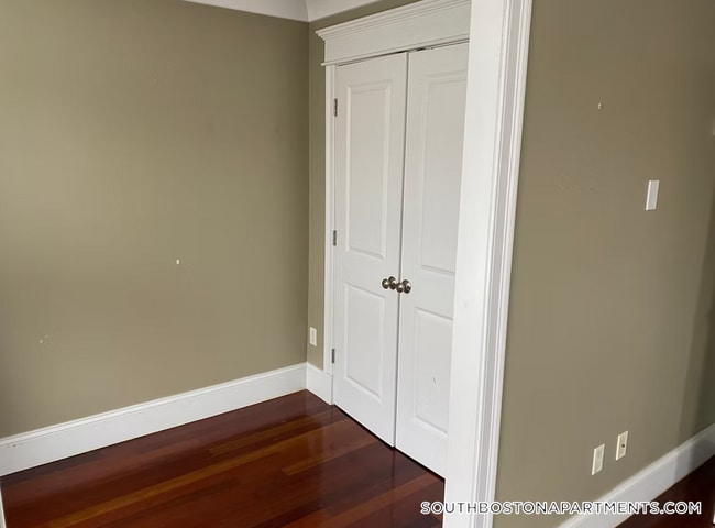 Building Photo - 632 E Broadway