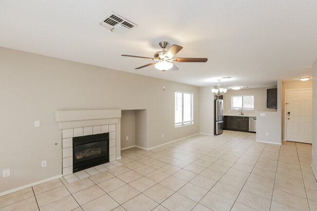 Foto del edificio - 16083 W Monroe St