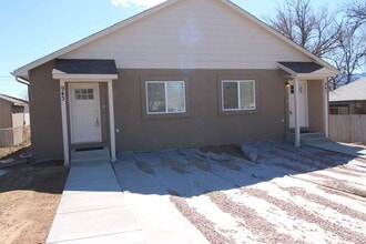 Building Photo - 943 E Moreno Ave