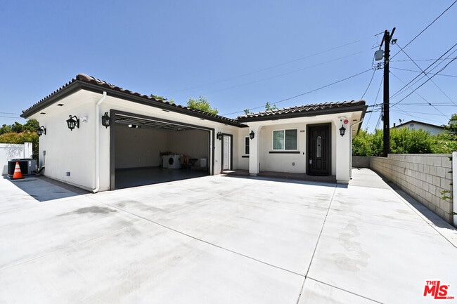 Building Photo - 2030 S Chapel Ave