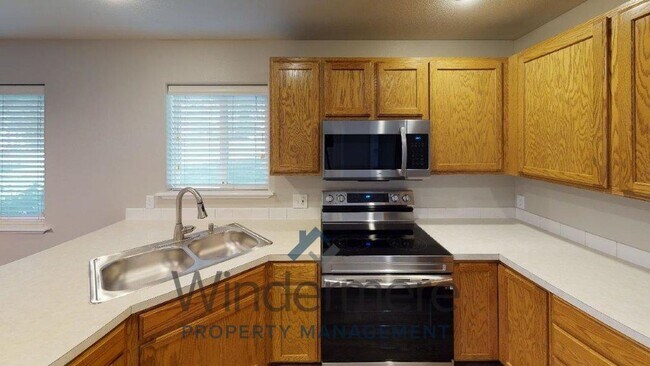Building Photo - 343 NE Redwood Pl