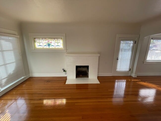 Building Photo - 2 Bedroom 1 Bath Craftsman