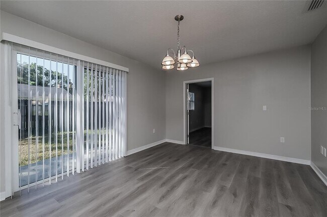 Foto del edificio - 7900 Lightfoot Dr