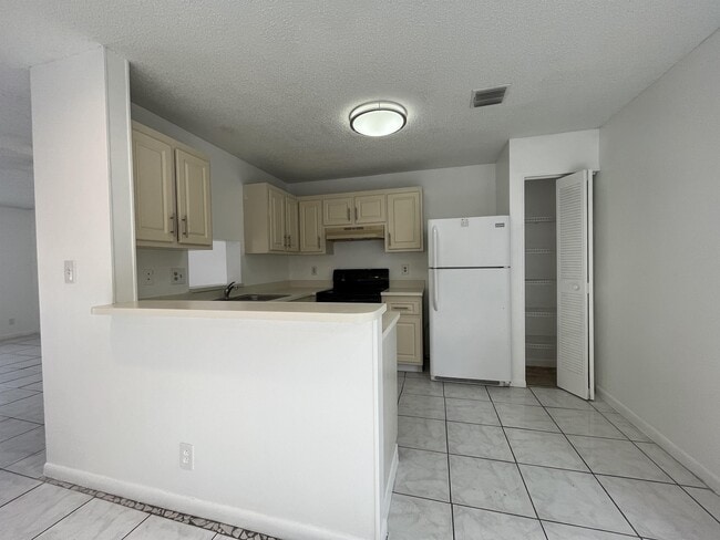 Building Photo - 1419 Sussex Dr