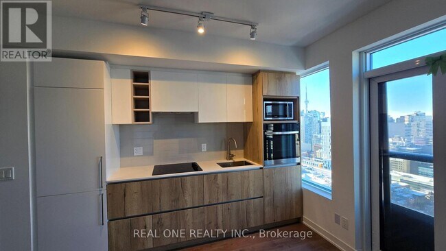 Building Photo - 3805 - 319 JAVIS STREET