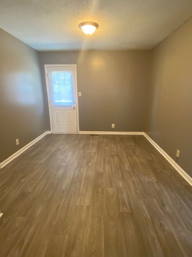 Foto del edificio - Like New & Move in Ready