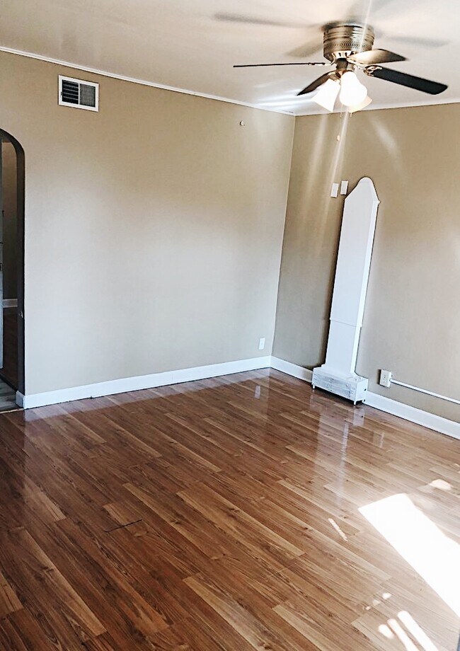 Building Photo - Wonderful 2BD Lower near Kosciuszko Park