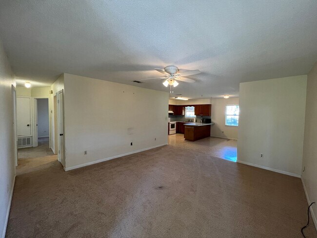 Building Photo - Great Find in West Pensacola