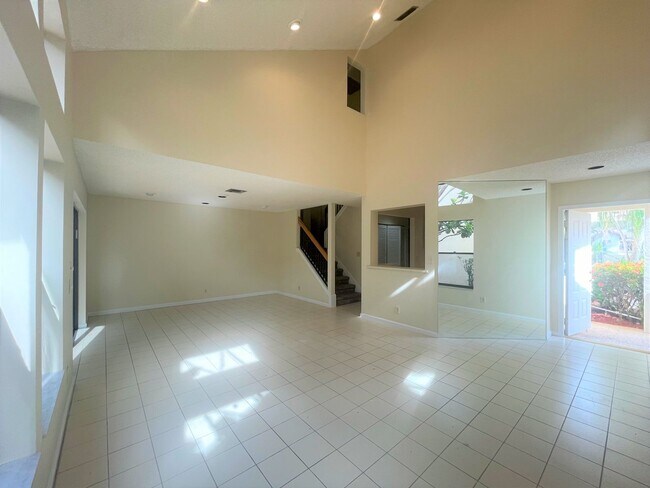 Foto del edificio - Spacious 3Bed/2.5Bath/Garage Home in Via V...