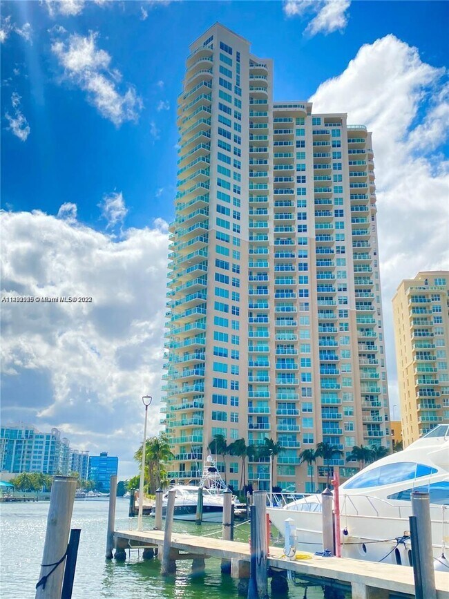 Foto del edificio - 3330 NE 190th St