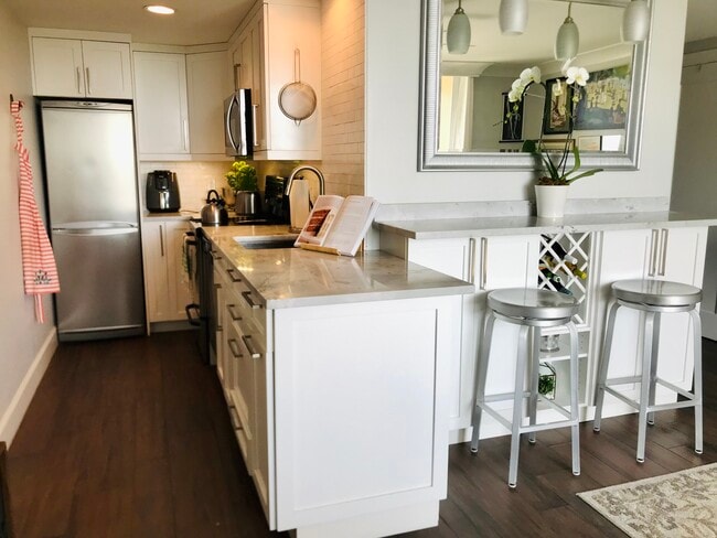 Fully renovated kitchen maximizes counter and storage space with elegant finishes. - 15 S Golfview Rd Apartment