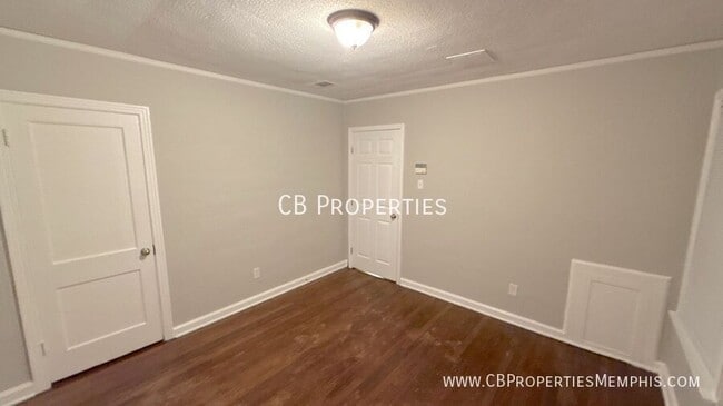 Building Photo - 2370 Larose Ave