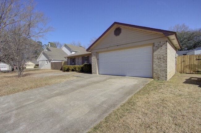 Building Photo - 118 Val Verde Trail