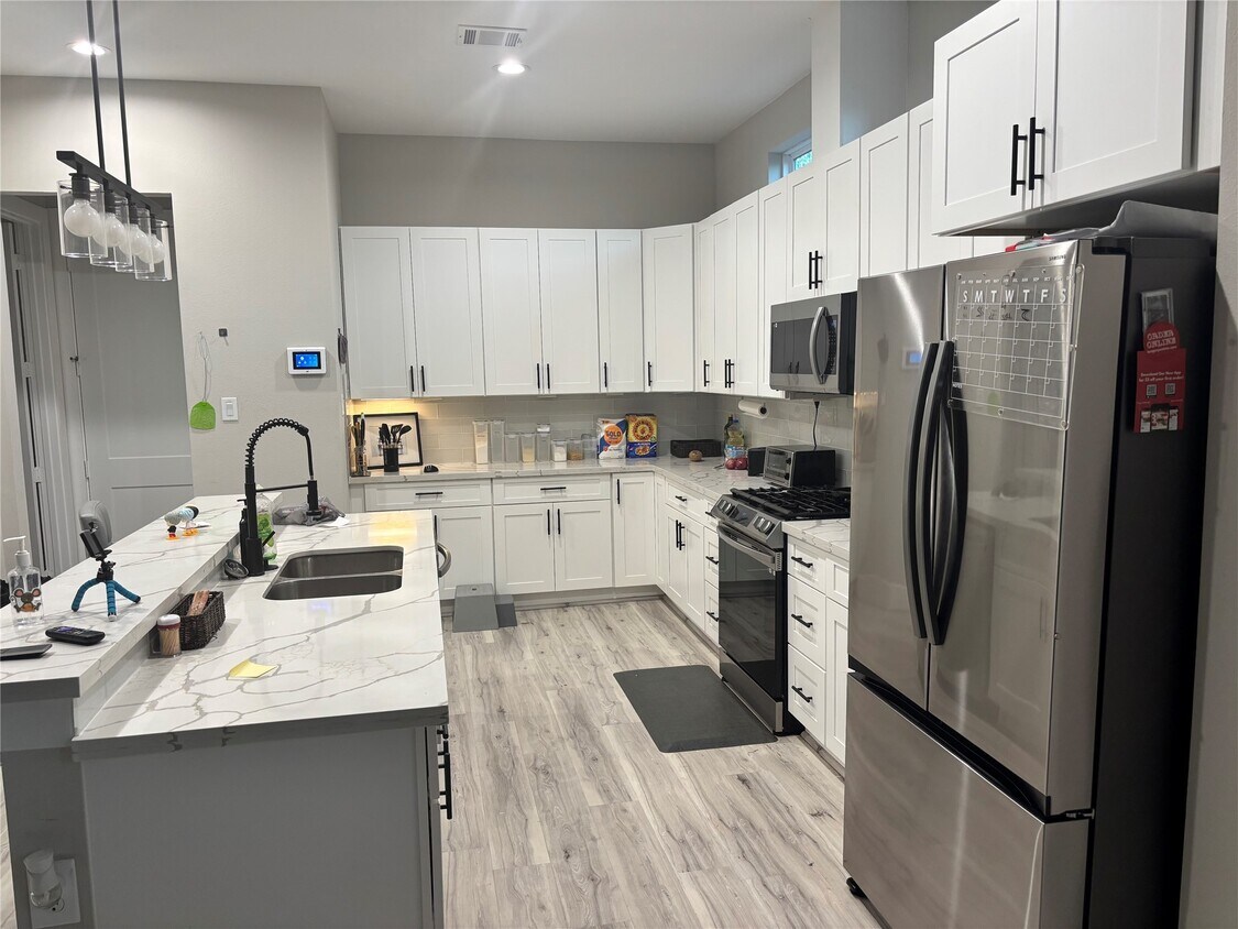 Foto del edificio - 6831 Paris St