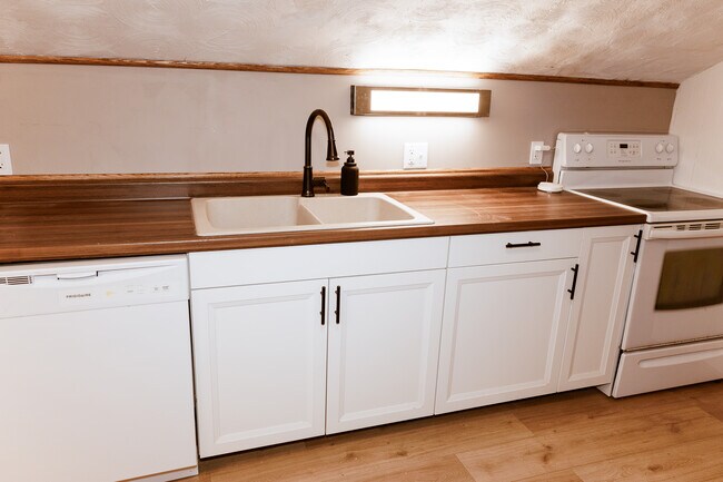 Foto del edificio - 327 S Adams St