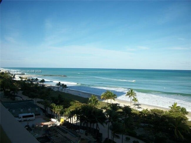 Foto del edificio - 10185 Collins Ave