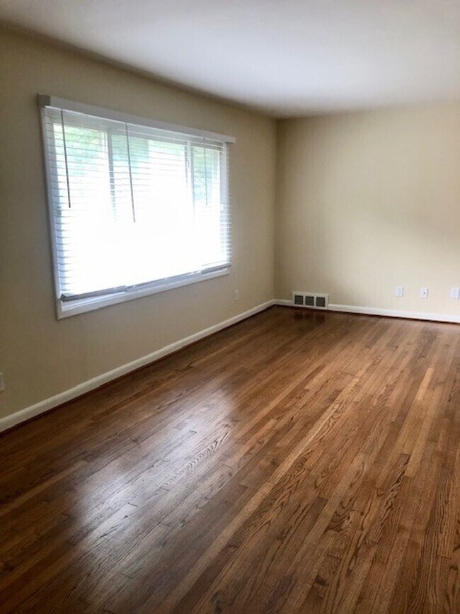 Foto del edificio - 725 Ashview Dr