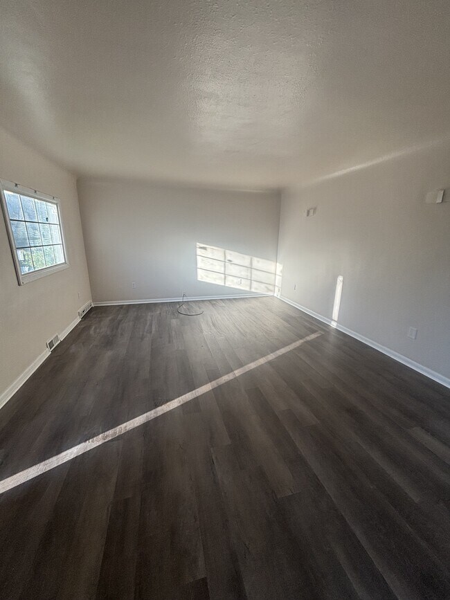 Foto del edificio - 3069 E 67th St