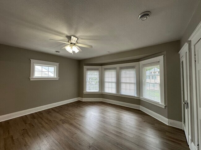 Foto del edificio - Two bedroom upper duplex