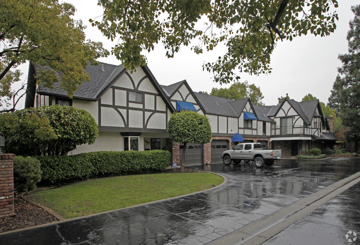 Primary Photo - 3626-3634 Whitney Ave