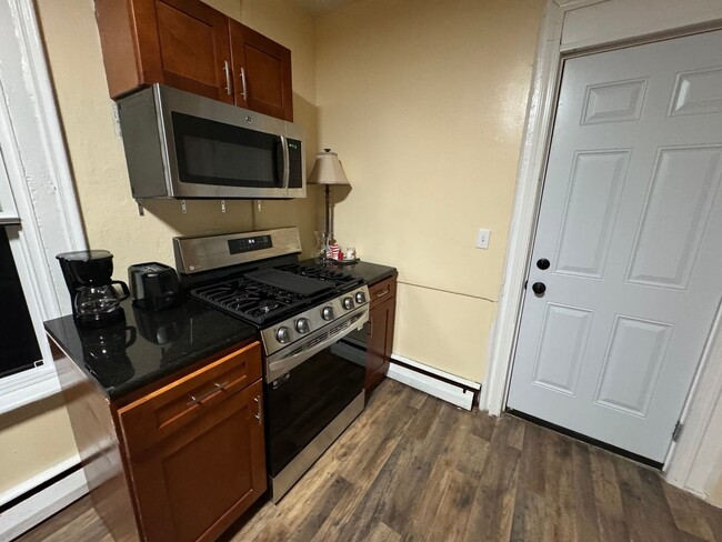 Building Photo - Spacious 4BR Duplex in New Britain