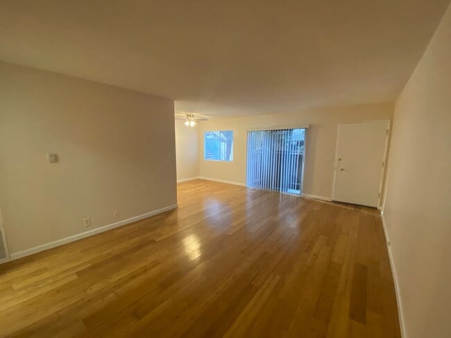 Building Photo - 1317 S Bundy Dr