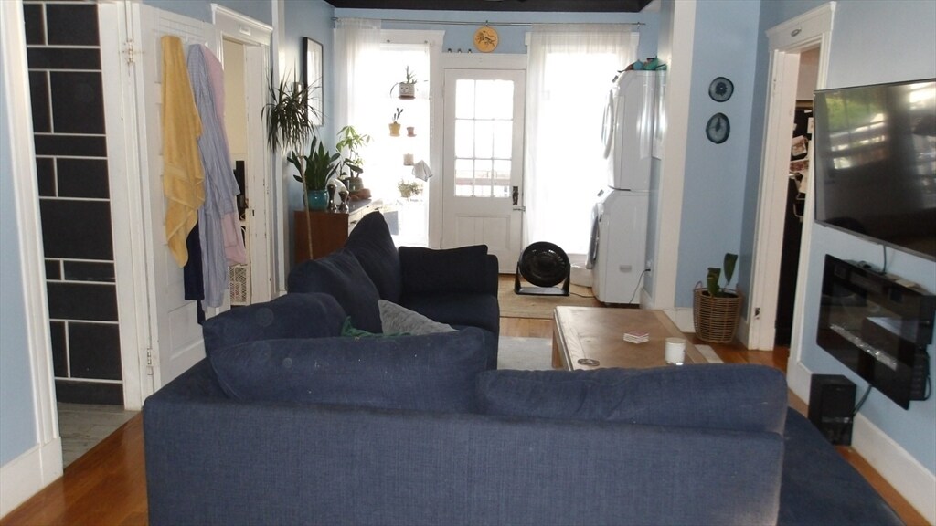 Primary Photo - 1085 Salem St