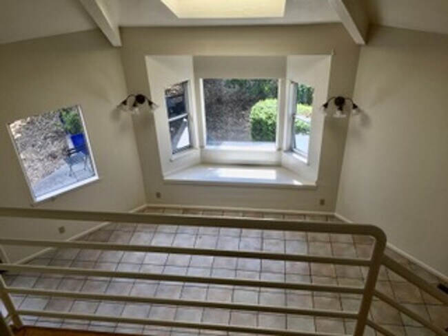 Foto del edificio - Light-Filled 3bedroom/2bath Near Highway &...