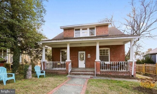 Building Photo - 746 Thayer Ave
