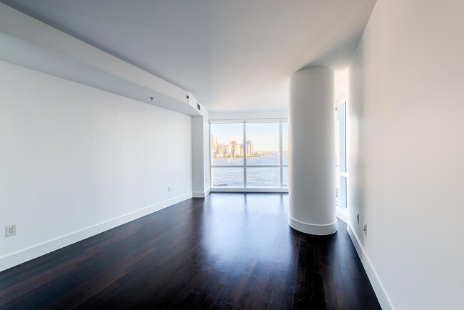 Building Photo - 77 Hudson St