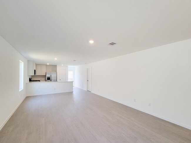 Foto del edificio - This single-story home shares an open layout between the kitchen, nook and family room for easy e...