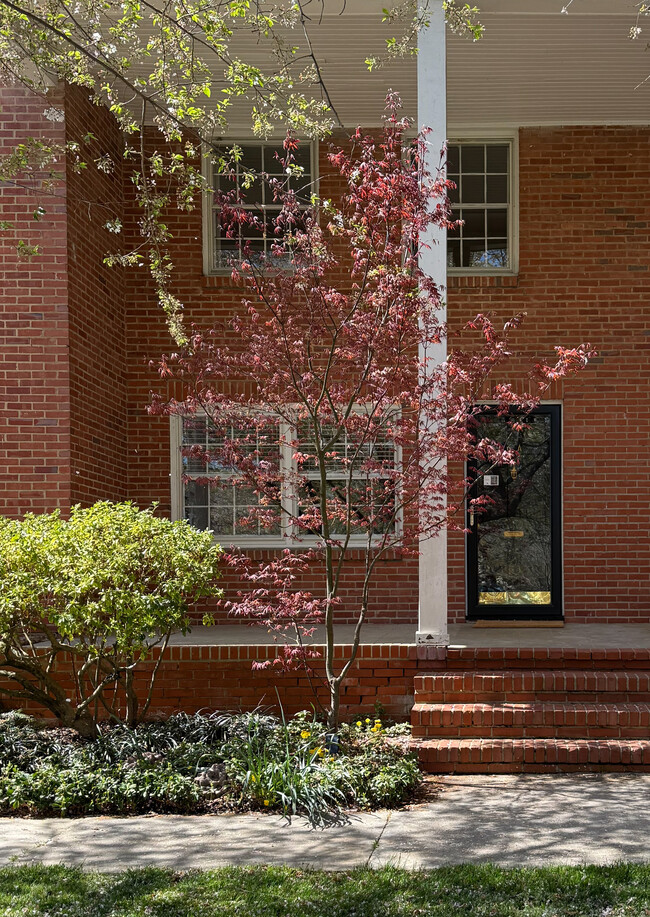 Foto del edificio - 212 N Laurel Ave