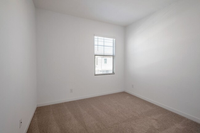 Building Photo - Like Brand New Luxurious Modern 3 Bedroom ...
