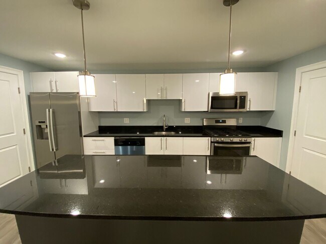 Foto del edificio - Gut Renovated Garden Level 4 Bed/2 Bath on Kelton St in Allston