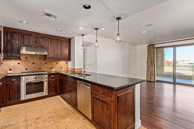 Foto del edificio - 7181 E Camelback Rd