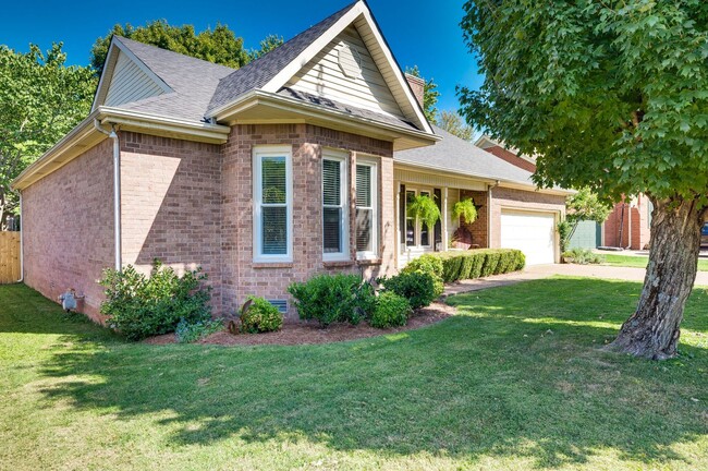 Building Photo - Awesome Fully Furnished 3BE/2BA in the Gre...
