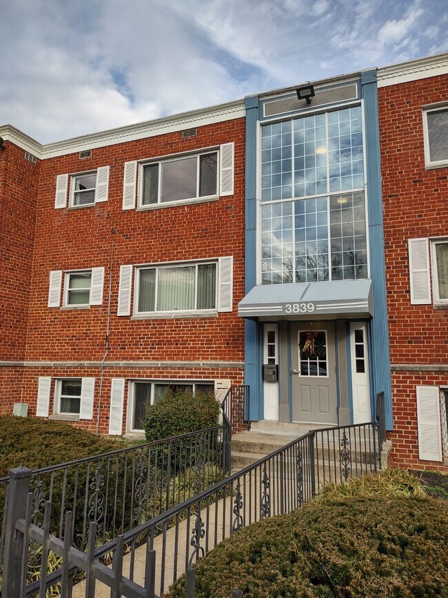Building Entrance - 3839 Hamilton St