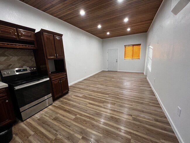 Kitchen Open Concept - 603 N H Ave