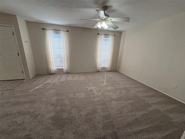 Foto del edificio - 1007 Stoneleigh Ct