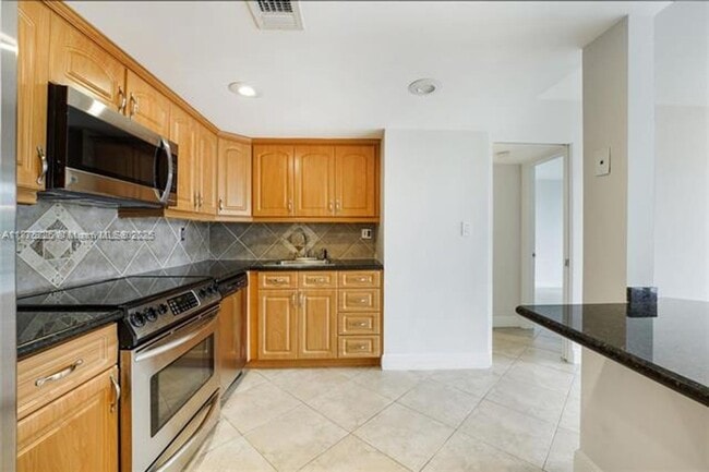 Building Photo - 2025 Brickell Ave