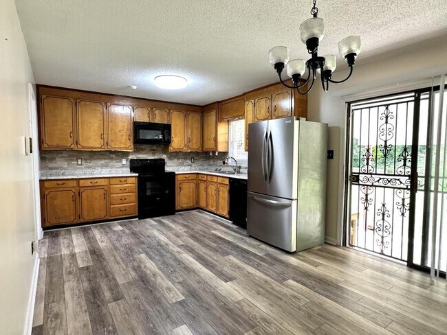 Building Photo - 246 Azalea Dr