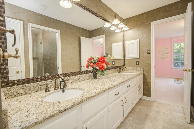 Building Photo - 3902 Lyndhurst Pl