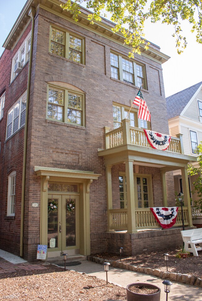 Foto del edificio - 3 br, 2 bath Triplex - 528 Hampton Place 1